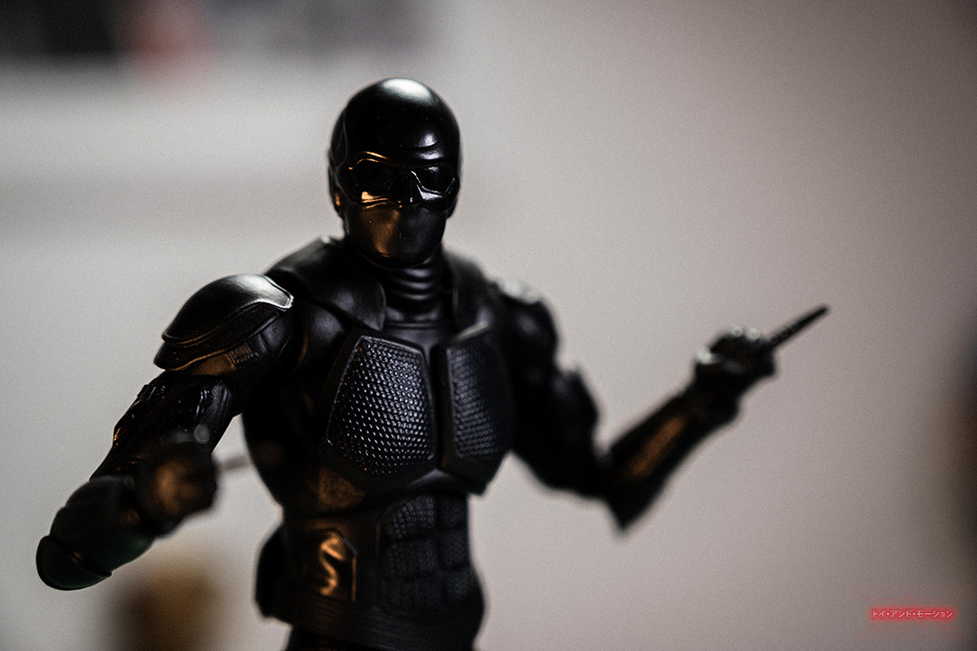 Gros plan sur la tête alternative de Black Noir Mafex avec impact de balle et éraflures, mettant en valeur les détails de la peinture et du sculpt.