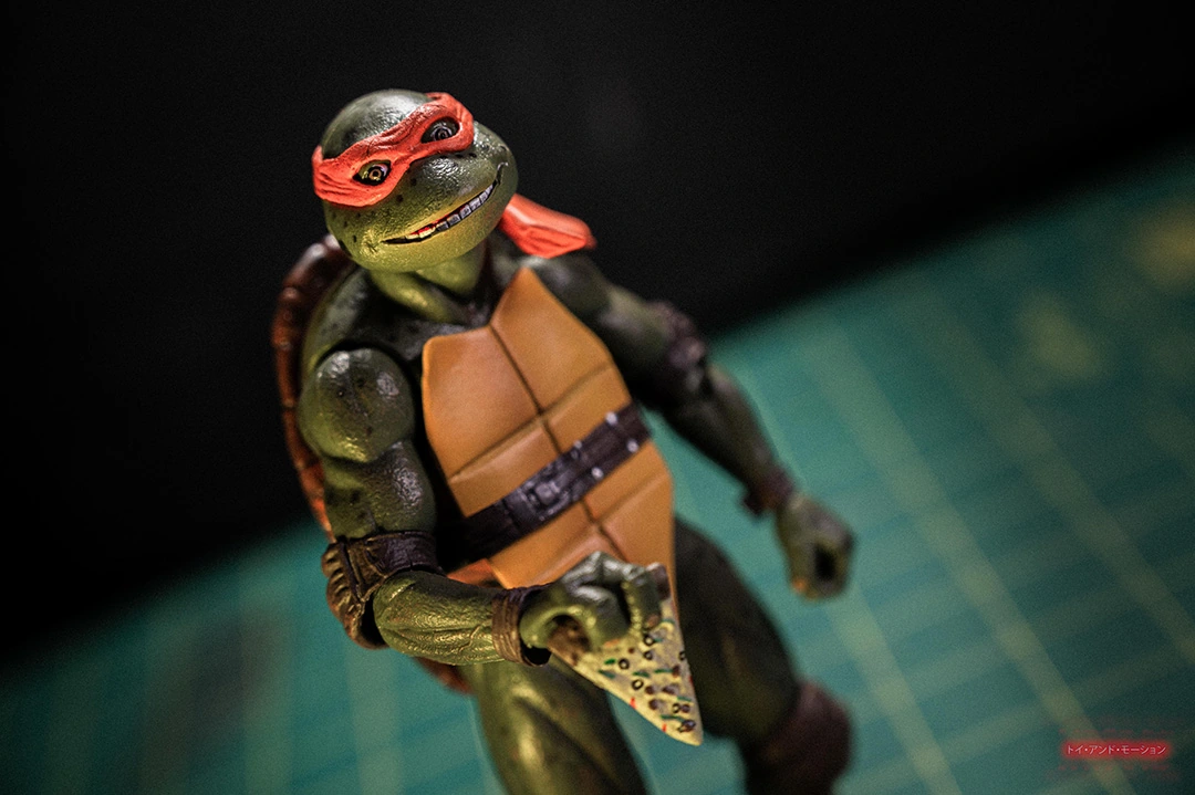 What&rsquo;s in the Box ? Michelangelo – Figurine NECA TMNT Movie 90’s | Review & Avis sur la Tortue Ninja culte