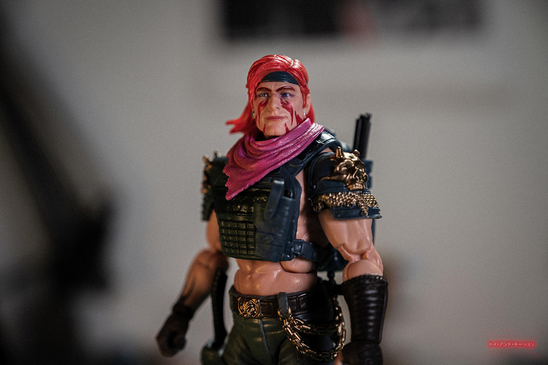 Plan rapproché sur le visage de Zandar GI Joe, expression menaçante et détails du bandana. (Zandar figurine, GI Joe Classified, collectionneurs jouets)